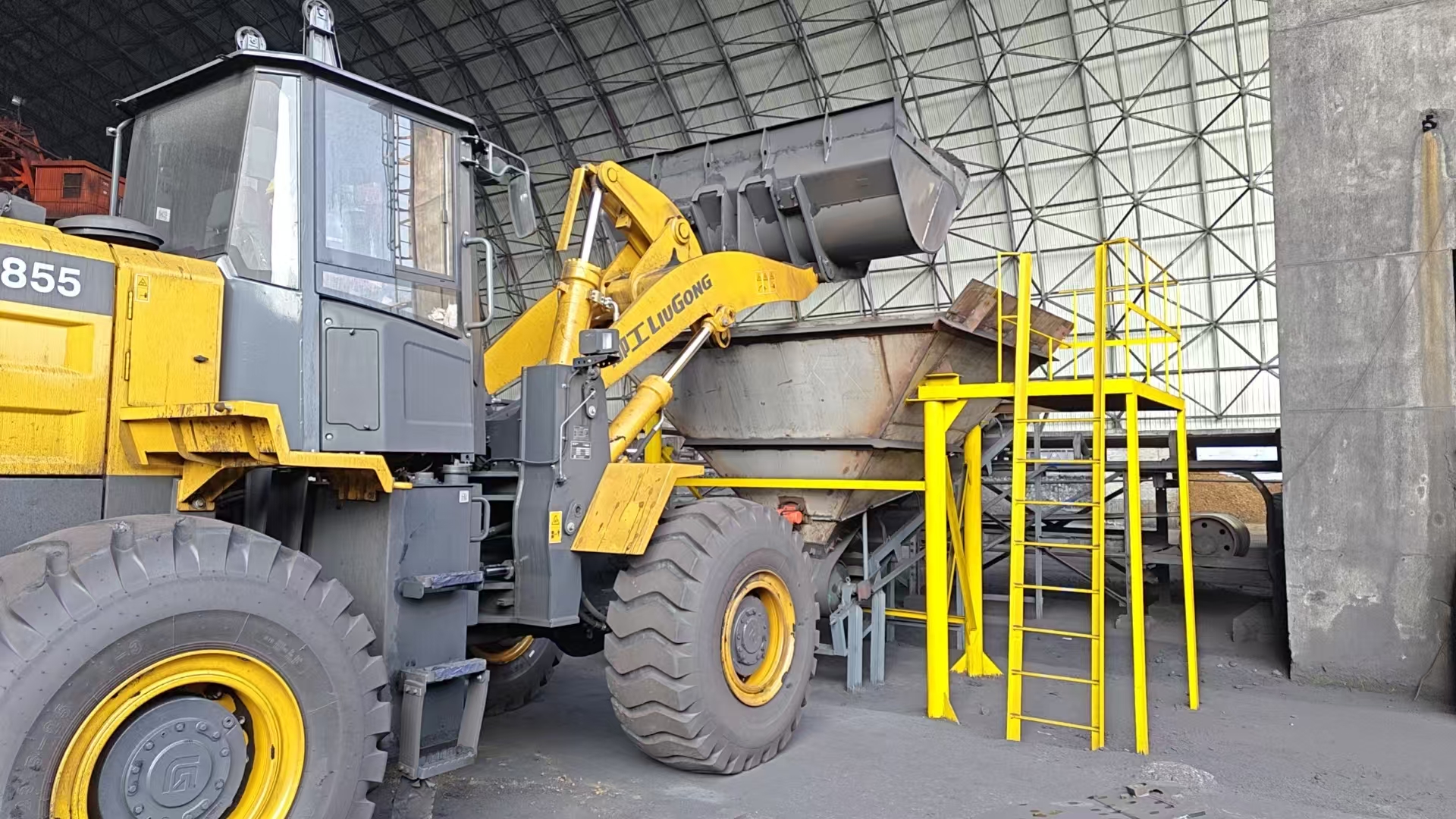 對(duì)進(jìn)廠煤進(jìn)行分區(qū)分類擺放 景焦能源公司沈穎攝.jpg