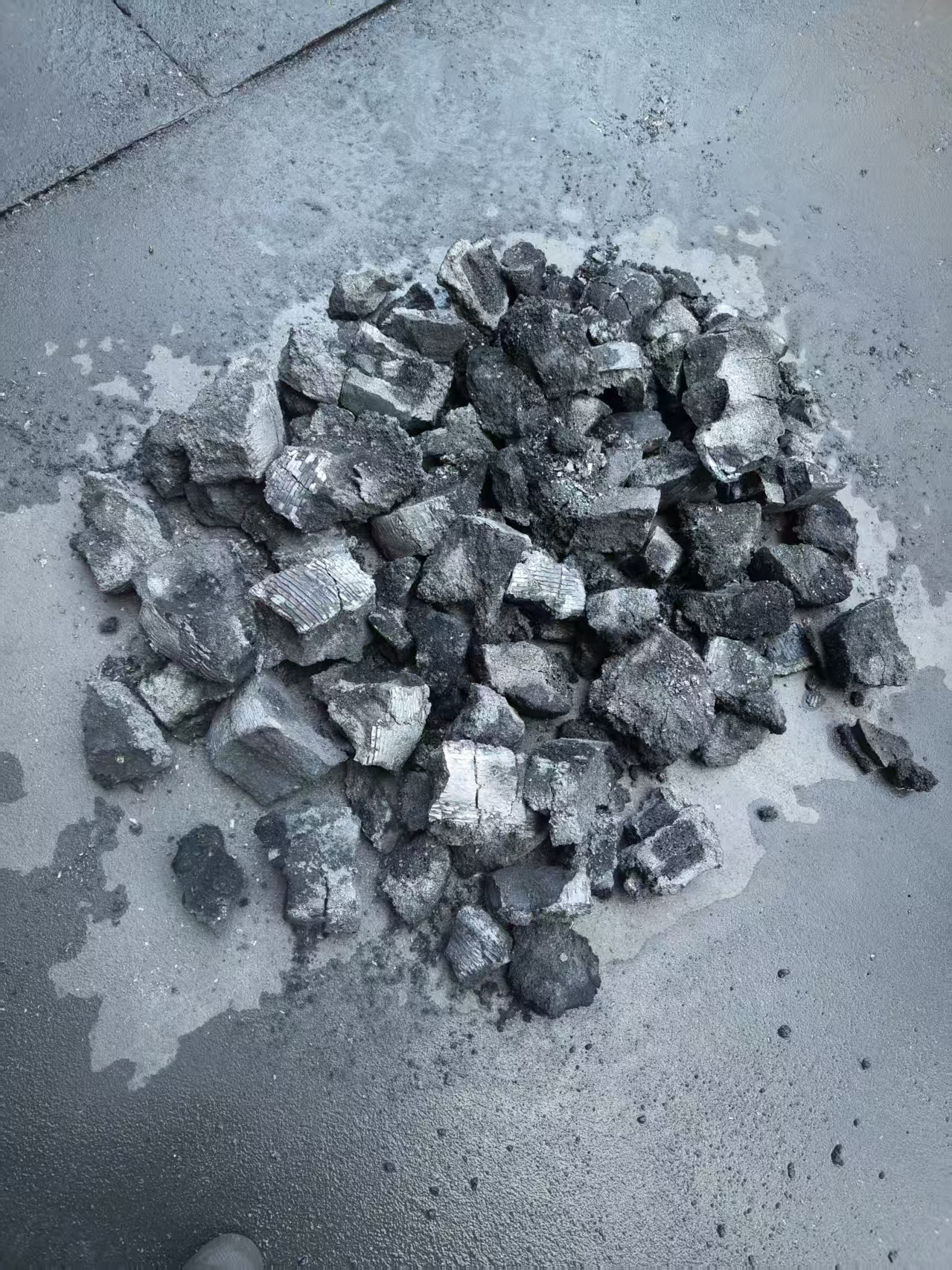 小焦?fàn)t試驗(yàn)后的焦炭成品 景焦能源公司莫韻攝.jpg