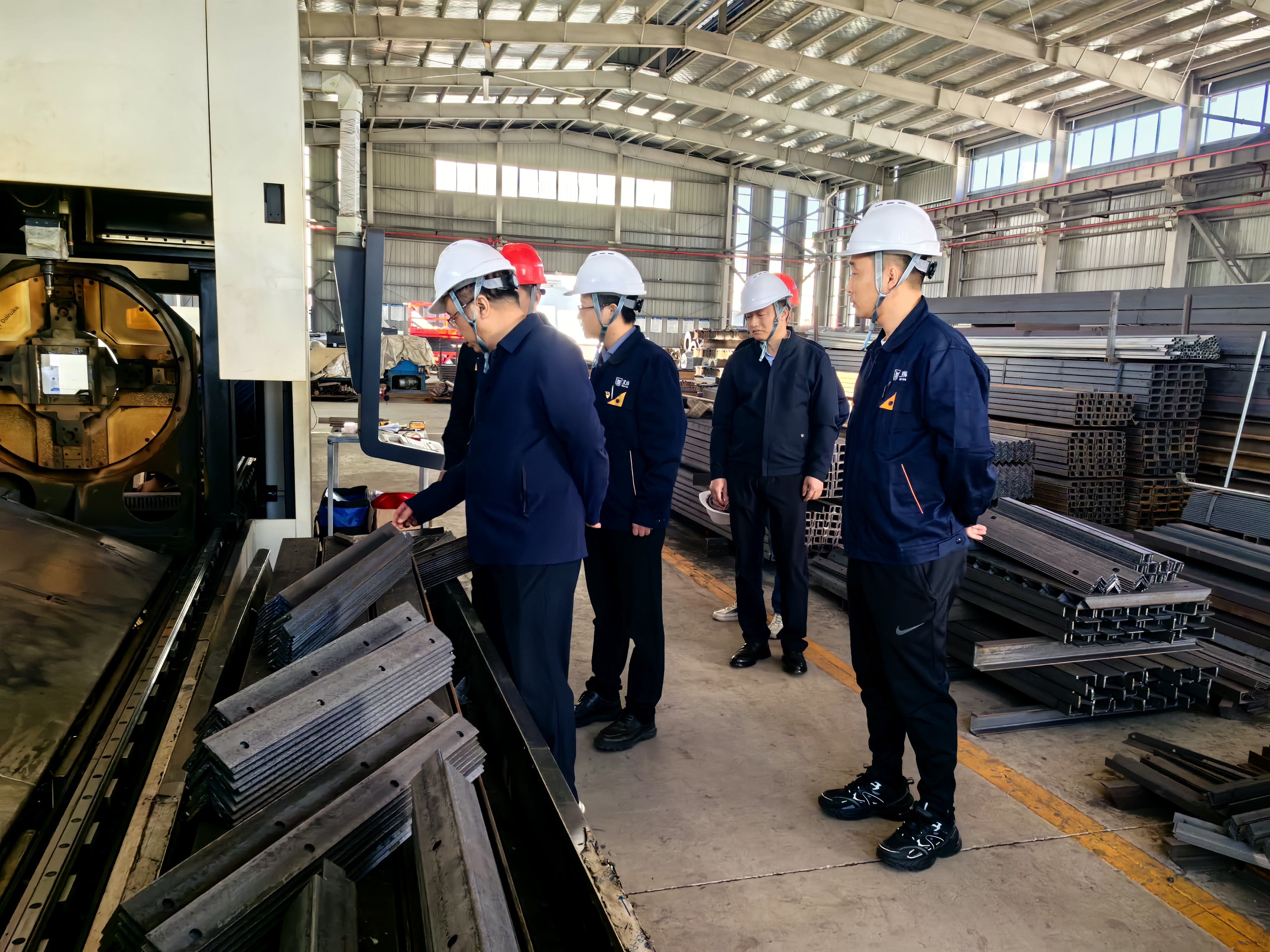 圖1 汪羽督導(dǎo)安全生產(chǎn)現(xiàn)場(chǎng).jpg 圖1 汪羽督導(dǎo)安全生產(chǎn)現(xiàn)場(chǎng).jpg